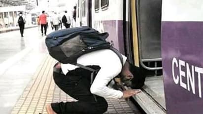 मुंबई लोकल पर चढ़ते हुए अचानक घुटने पर बैठ गया लड़का, देखते ही आनंद महिंद्रा ने ट्वीट कर दी तस्वीर