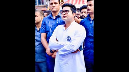 আজ হুইলচেয়ারেই রাজপথে মমতা, ওদিকে ফের পিছিয়ে গেল তৃণমূলের ইস্তাহার প্রকাশ