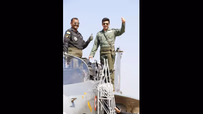 Aero India 2021 : ತೇಜಸ್ ಯುದ್ಧ ವಿಮಾನದಲ್ಲಿ 15 ಸಾವಿರ ಅಡಿ ಎತ್ತರದಲ್ಲಿ ತೇಜಸ್ವಿ ಸೂರ್ಯ