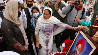 रामपुर : प्रियंका ने मृतक किसान के परिवार से मुलाकात की, कहा- आपका बेटा दिल्ली गया, वापस नहीं आया