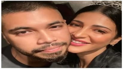 உள்ளாடையோடு... காதலனுடன் ஓவர் நெருக்கமாக ஸ்ருதிஹாசன் வெளியிட்ட செம்ம ரொமான்டிக் போட்டோ..!