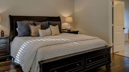 உல்லாசமாக இருக்கும் போது கதவை தட்டிய கணவர்.. கட்டிலுக்கு அடியில் ஒளிந்த கள்ளக்காதலன்.. இறுதியில் நேர்ந்த பகீர்