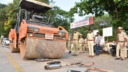ನಿಯಮ ಉಲ್ಲಂಘಿಸಿದ 51 ವಾಹನಗಳ ಸೈಲೆನ್ಸರ್ ಕಿತ್ತು ಹಾಕಿ ರೋಲರ್ ಹರಿಸಿದ ಪೊಲೀಸ್!