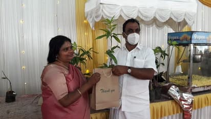 മകളുടെ വിവാഹത്തിന് എത്തിവർക്ക് മാവിൻ തൈ മറുപടി സമ്മാനം നൽകി ദേവികുളം ബിഡിഒ