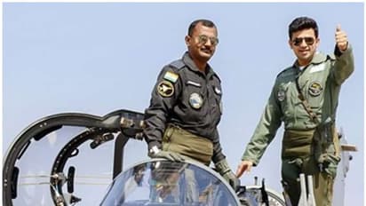 'രാജ്യത്തിന് ബെംഗളൂരുവിന്റെ സമ്മാനം'; തേജസ് യുദ്ധ വിമാനം പറത്തി ബിജെപി എംപി