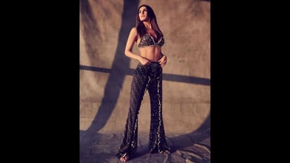 একটু হলেই বেরিয়ে আসত গোপনাঙ্গ, সাহসী পোজ দিয়ে হট অবতারে বানী, উন্মুক্ত ক্লিভেজে ঝড়