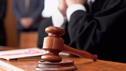 ஊழல் குற்றச்சாட்டுகளுக்கு ஆளான அதிகாரிகள், அனைத்து பண பலன்களையும் பெறுவதா.? நீதிமன்றம் வேதனை.