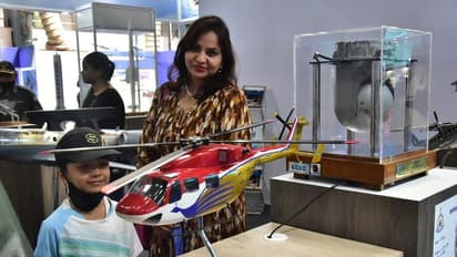 Aero india 2021 : ಪ್ರದರ್ಶನ ವೀಕ್ಷಿಸಿದ ಪುಟ್ಟ ಮಕ್ಕಳ  ಕಣ್ಣಲ್ಲಿ ಕೌತುಕ