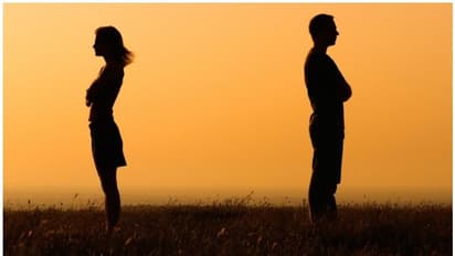 ഇൻസ്റ്റയിൽ പറഞ്ഞത് മധുരപ്പതിനെട്ട്, നേരിൽ കണ്ടപ്പോൾ അമ്മയുടെ പ്രായവും നാല് മക്കളും; പൊട്ടിക്കരഞ്ഞ് കാമുകൻ