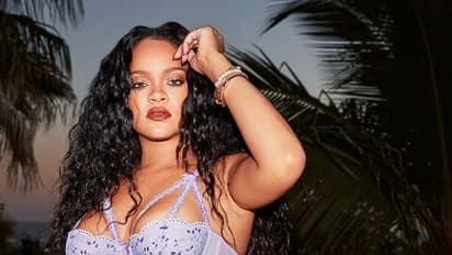 বক্ষ-বিভাজিকার মাঝে জ্বলজ্বল 'গণেশ' মূর্তি, নগ্ন হয়ে স্তনযুগল চেপে Hot ফোটোশ্যুটে চরম ট্রোলড রিহানা