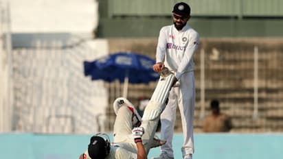 যন্ত্রণাকাতর রুটের 'ফিজিও'-র ভূমিকায় কোহলি, নেটিজেনদের মন জিতে নিলেন বিরাট