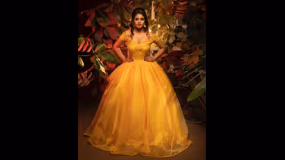 ஓவர் லோ நெக்... தங்கம் போல் ஜொலிக்கும் உடையில் சிண்ட்ரெல்லா போல் மின்னிய இனியா..லேட்டஸ்ட் போட்டோஸ்!