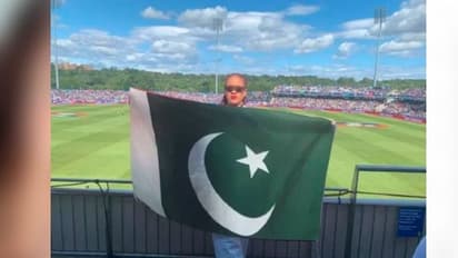 Fact Check, কৃষকদের সমর্থন জানিয়ে পাকিস্তানের পতাকা হাতে রিহানা