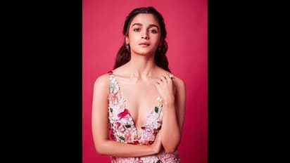 ಐಷಾರಾಮಿ ಕಾರುಗಳು - ದುಬಾರಿ ಬ್ಯಾಗ್‌ : ಆಲಿಯಾ ಲೈಫ್‌ಸ್ಟೈಲ್‌ ಹೇಗಿದೆ ನೋಡಿ!