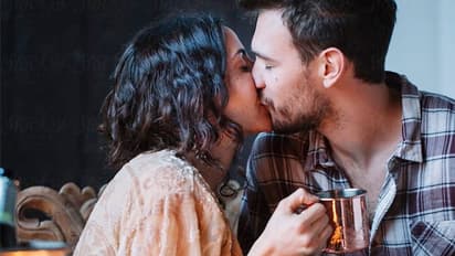 పబ్లిగ్గా ముద్దుల్లో మునిగితేలుతున్న జంటలు.. చూడలేక ఆ కాలనీవాసులు చేసిన పని...