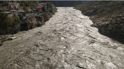 బావిలోకి దూసుకెళ్లి నీటిలో మునిగిన లగేజీ వ్యాన్: డ్రైవర్, క్లీనర్ కాకుండా...