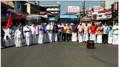 വയനാട് ബഫര്സോണ്; എല്ഡിഎഫ് ദേശീയപാത ഉപരോധിച്ചു, യുഡിഎഫ് പ്രതിഷേധ സംഗമം