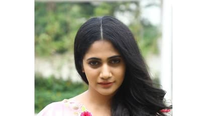 ஸ்லீவ்லெஸ் சல்வாரில் பிக்பாஸ் லாஸ்லியா... துளி கூட மேக்கப் இன்றி நடத்திய லேட்டஸ்ட் போட்டோ ஷூட்...!