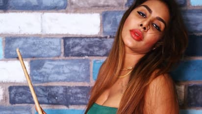 నెటిజన్లపై శ్రీరెడ్డి ఫైర్‌.. వెదవల్లారా? అంటూ బూతు పురాణం..మరో హాట్‌ ఫోటోతో రచ్చ..