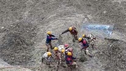 उत्तराखंड तबाही: 8  घंटे बाद टनल से जिंदा निकले लोगों ने बयां किया खौफनाक मंजर, बाहर आते ही चूम ली धरती