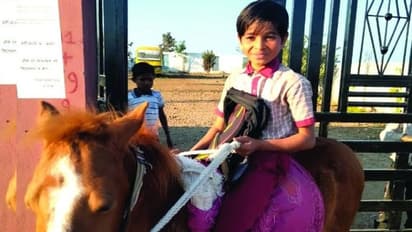 घोड़े पर बैठ राजा-महाराजाओं की तरह स्कूल जाता है किसान का बेटा, गजब है बच्चे और बेजुबान की दोस्ती..