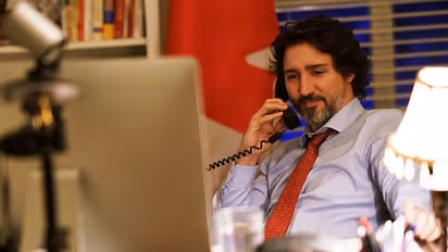 Justin Trudeau: বিক্ষোভকারীদের থেকে বাঁচতে পরিবারকে সঙ্গে নিয়ে গা ঢাকা কানাডার প্রধানমন্ত্রীর