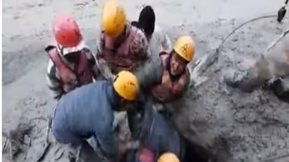 बाड़मेर जिले में मौत को मात देकर 12 घंटे बाद जीत गई जिंदगी, कुएं में फंसा मजदूर सुरक्षित आया बाहर