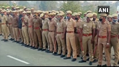 4 ஆண்டு சிறைவாசம் முடிந்து தமிழகம் திரும்பிய சசிகலா... எல்லையில் ஆதரவாளர்கள் கொடுத்த உற்சாக வரவேற்பு!