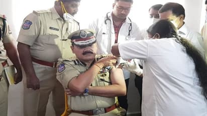 కరోనా వ్యాక్సిన్ వేయించుకున్న అంజనీకుమార్.. (వీడియో)