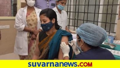 ತಂದೆ-ತಾಯಿ ಜೊತೆ ಆಗಮಿಸಿ 2ನೇ ಡೋಸ್ ಲಸಿಕೆ ಪಡೆದ ಡಿಸಿ ರೋಹಿಣಿ