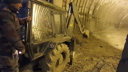 উত্তরাখণ্ডে উদ্ধারকাজে দিনরাত এক করছে ভারতীয় সেনা, রাতের অন্ধকারেও চলছে অভিযান