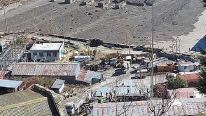 उत्तराखंड हादसा: इस गांव में दूसरी तबाही का खौफ, घर छोड़ जंगल में रात बिता रहे यहां के लोग..