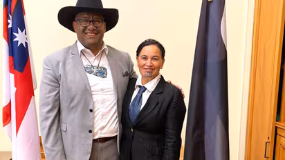 టై కట్టుకోలేదని పార్లమెంట్ నుంచే పంపించేశారు..