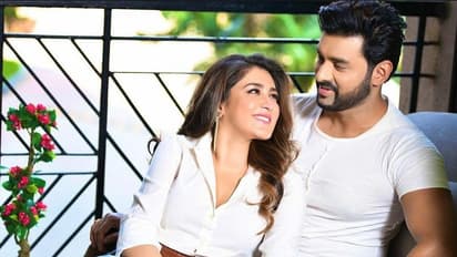 মাঝরাতে ফাঁকা রাস্তায় রোম্যান্সে মত্ত অঙ্কুশ-ঐন্দ্রিলা,ভিডিও পোস্ট করতেই ধেয়ে এল চরম কটাক্ষ