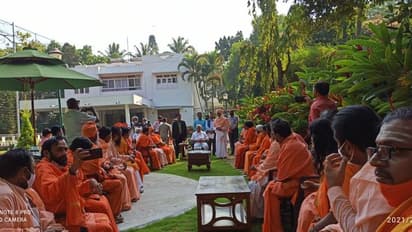 ಯಡಿಯೂರಪ್ಪ ಭೇಟಿಯಾದ ಸ್ವಾಮೀಜಿಗಳ ದಂಡು:  40 ಸಂತರ ಬೇಡಿಕೆ ಏನು?