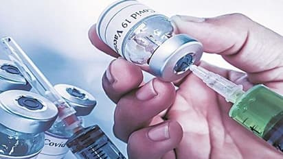 విశాఖ చెస్ట్ ఆసుపత్రి వద్ద ఉద్రిక్తత: వ్యాక్సిన్ కోసం వృద్దుల పడిగాపులు