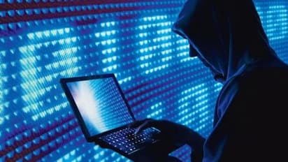 ఆదిలాబాద్ కలెక్టర్ పేరుతో సైబర్ నేరగాళ్ల మేసేజ్లు: రూ . 30 వేలు పంపిన డాక్టర్