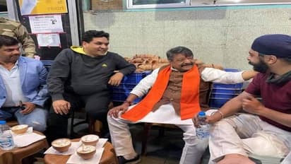 মমতার গড়ে বিজেপির হাতিয়ার পঞ্জাবি আবেগ, ভবানীপুরে দালের মেহেদির সঙ্গে আড্ডায় কৈলাস