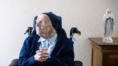 ওয়াইনে আটকে জীবন, দুটো মহামারি দেখে গিনেজ ওয়ার্ল্ড রেকর্ডে নাম তুলে জানালেন ফরাসি নান আন্দ্রে