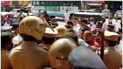 പിഎസ്സി നിയമന വിവാദം; പ്രതിഷേധവുമായി യൂത്ത് കോണ്ഗ്രസ്, സെക്രട്ടേറിയറ്റ് മതില് ചാടിക്കടന്നു