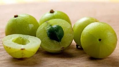 ചര്‍മ്മം തിളങ്ങാന്‍ പരീക്ഷിക്കാം നെല്ലിക്ക കൊണ്ടുള്ള ഈ ഫേസ് പാക്കുകള്‍...