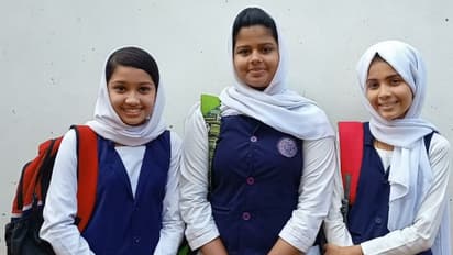 ബസ്സിൽ നിന്നും വീണുകിട്ടിയ പഴ്സ് പൊലീസ് സ്റ്റേഷനിലെത്തിച്ച് വിദ്യാർഥിനികൾ: മാതൃക