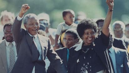 నెల్సన్ మండేలా మంత్రివర్గంలోని ముస్లింలు తమ మతపరమైన గుర్తింపును ఎలా అధిగమించారు?