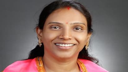 Congress: కాంగ్రెస్లో చేరిన పీజేఆర్ కుమార్తె విజయారెడ్డి.. పార్టీలోకి ఆహ్వానించిన రేవంత్ రెడ్డి