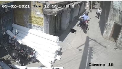 ఆభరణాలు మెరుగు పెడతామని వచ్చి.. బంగారంతో జంప్.. (వీడియో)