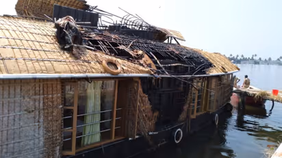 കുട്ടനാട്ടിൽ ഹൗസ് ബോട്ടിന് തീ പിടിച്ചു; വന് ദുരന്തം ഒഴിവായത് തലനാരിഴയ്ക്ക്