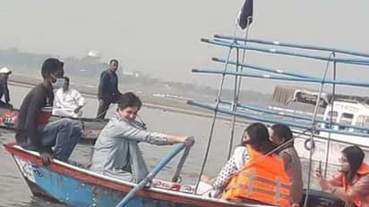 प्रियंका गांधी ने डुबकी से पहले की गंगा की सैर, खुद चलाई नाव..देखिए तस्वीरें कैसे थाम ली केवट की पतवार
