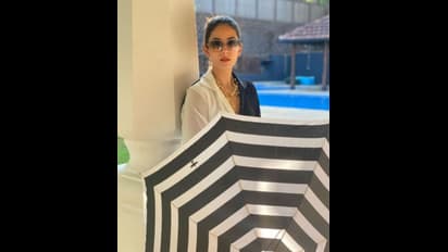 উন্মুক্ত পোশাকে সুইমিং পুলে মীরা, সোশ্যাল মিডিয়ায় উষ্ণতা ছড়াচ্ছেন শহিদের দুই সন্তানের মা