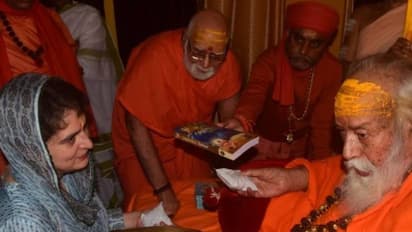 प्रियंका का गंगा स्नान और पूजा के पीछे ये वजह तो नहीं, कभी सोनिया गांधी ने भी की थी ऐसी भक्ति