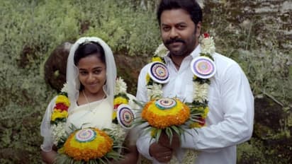 'തണ്ടൊടിഞ്ഞ താമരയില്'; 'ആഹാ'യിലെ റൊമാന്റിക് മെലഡി എത്തി: വീഡിയോ